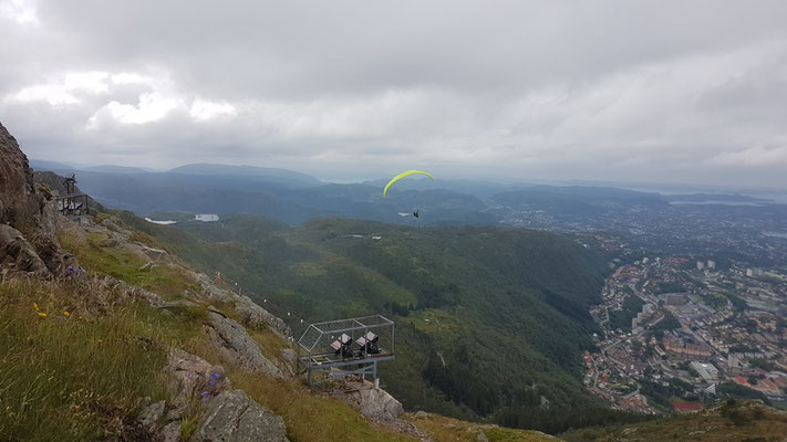 ein Gleitschirmflieger