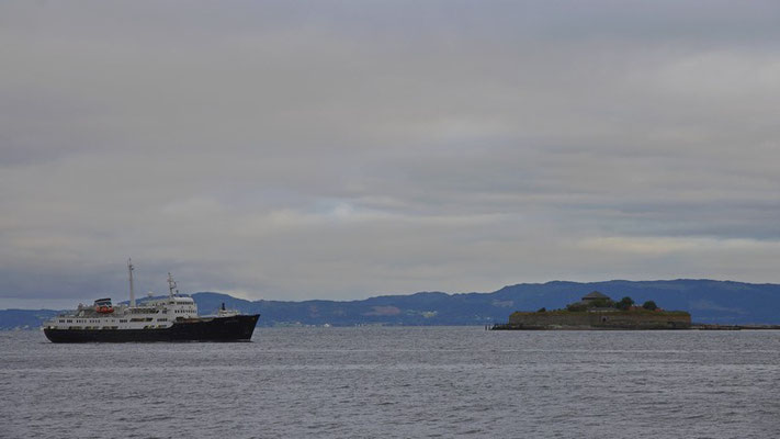die M/S Lofoten kommt in den Hafen von Trondheim, im Hintergrund die Insel Munkholmen