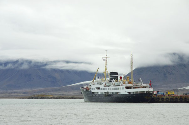 die Nordstjernen im Hafen von Ny-Ålesund