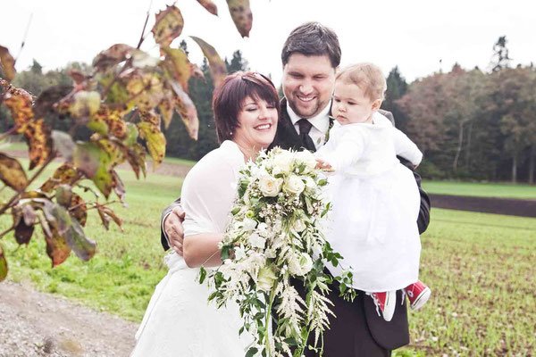 Familienfotoshooting, Brautpaarfotoshooting, Baby mit beim Brautpaarfotoshooting, heiraten im Herbst, Liebesgschicht-Fotografie
