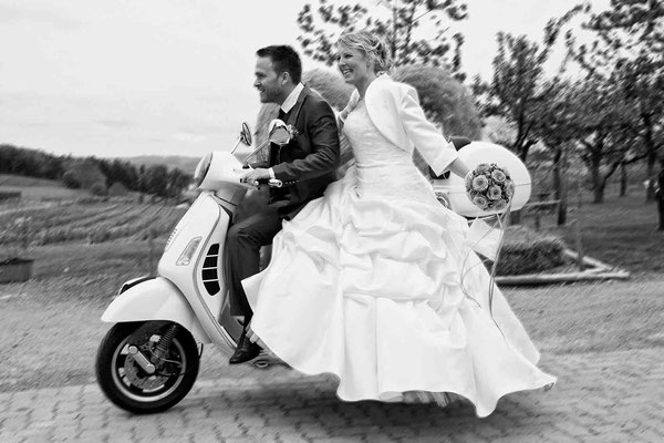 Juckerfarm Seegräben, Heiraten in Seegräben, kreative Hochzeitsfotos, Vespa beim Brautpaarfotoshooting, Liebesgschicht-Fotografie