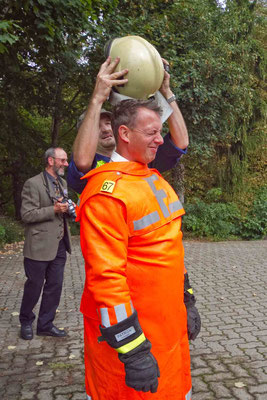 bräutigam in action, feuermontur anziehen, schwerer feuerwehrhelm, beitrag für das brautpaar, freiwillige feuerwehr, hochzeitsfotografin, ossingen