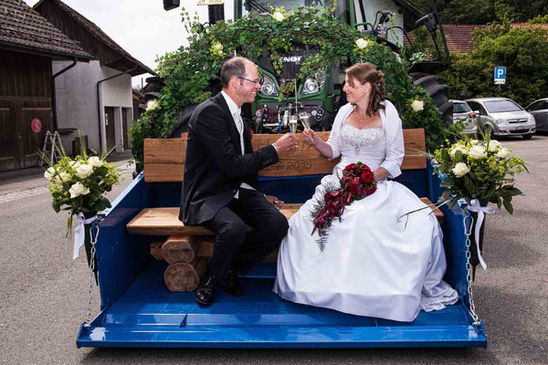 brautpaar sitzt auf der bank, gastgeschenk, hochzeitsapero, hochzeitsfotografin tösstal, liebesgschicht-fotografie