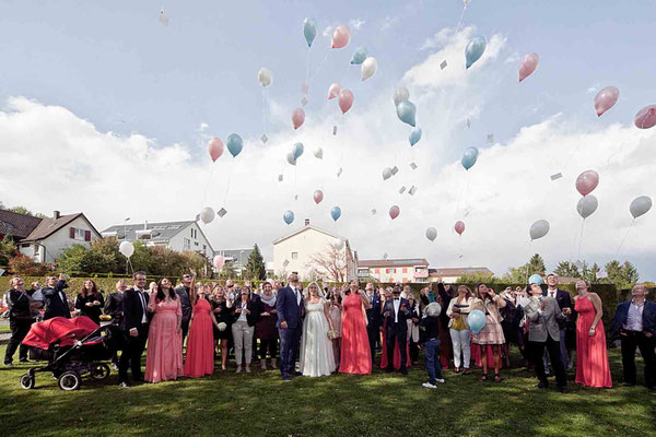 ballone fliegen lassen, pastellfarben, hochzeitsgäste, aperogäste hochzeit, hochzeitstraditionen, hochzeitsfotografin, dielsdorf