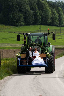 brautpaar in der traktorschaufel, fahrt zum hochzeitsapero, hochzeitsfotografin tösstal, liebesgschicht-fotografie