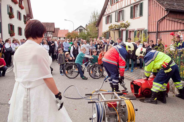 hochzeitsapero, beitrag feuerwehr, challenge für das brautpaar, hochzeitsfotografin mittendrin, ossingen, hochzeitsfotografin zürcher weinland