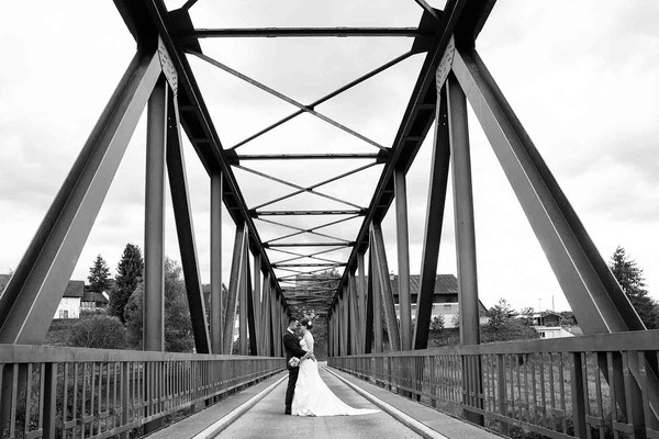 Stahlbrücke Gütighausen, ossingen, Liebesgschicht-Fotografie, Brautpaarfotoshooting, Zeit zu Zweit, herrlich ungestellte Paarfotos, Negri
