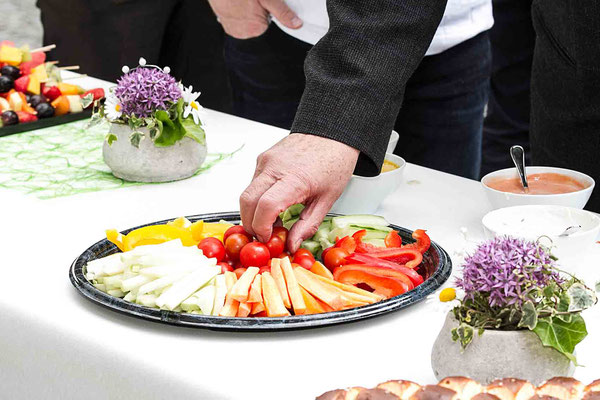 Apéroplatte, hochzeitsfotografie, hochzeitsgäste, kräftig zulangen, blick fürs detail, ungestellt, negri, liebesgschicht-fotografie