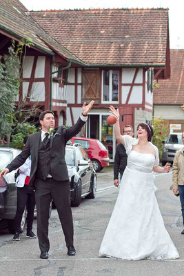 kugel stossen, brautpaar, challenge am hochzeitsapero, beitrag turnverein, hochzeitsfotografin lebt gefährlich, hochzeitsfotografin winterhur