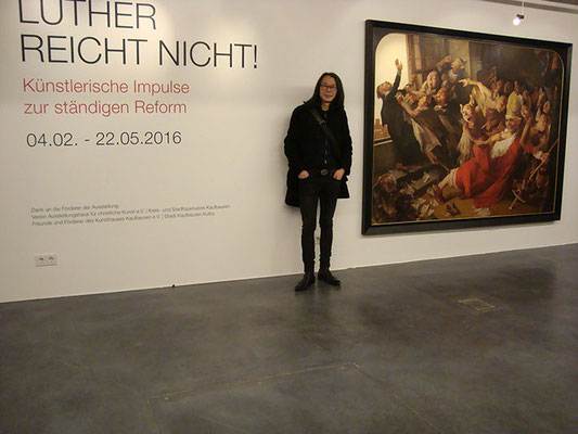 Yongbo Zhao in front of his painting "The chalice of the popes II", Exhibition "Luther is not enough", art museum Kunsthalle Kaufbeuren, 2016