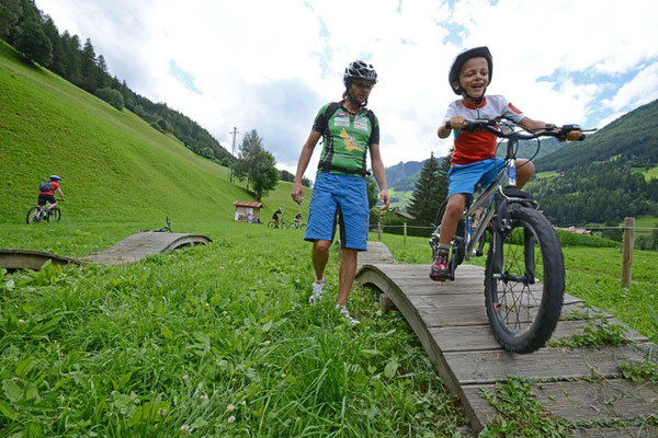 Sicher unterwegs mit dem Mountainbike - Fahrtechniktraining von Ahrntal Aktiv, dem Outdooreventanbieter in Südtirol - bei Appartements Großgasteiger in den komfortablen Ferienwohnungen im Ahrntal in Südtirol ist das Aktivprogramm inklusive