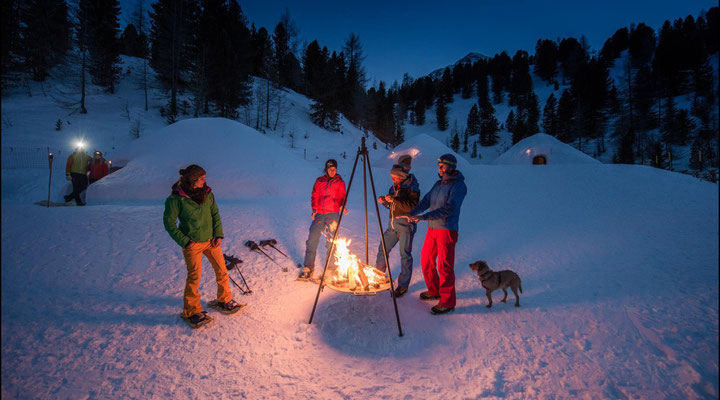 (c) Kreaktiv: Romantisches Feuer mit einem heißen Drink bei den Mountain Iglus bei der Bergstation Speikboden im Ahrntal