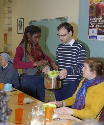 Après la messe à la basilique, dîner partagé ; au service : Anne-Lise et Baptiste