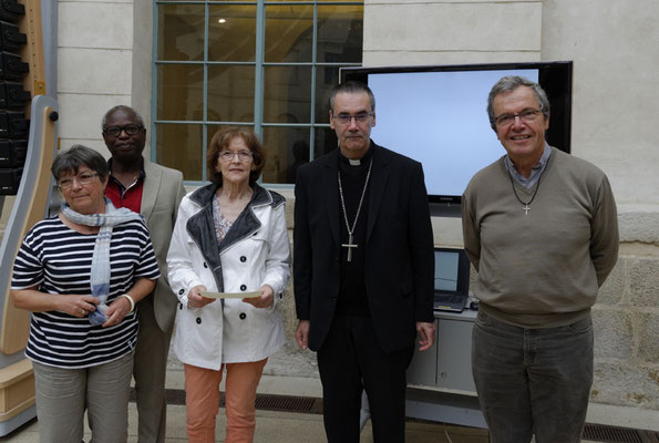 Sur la photo, avec Mgr Habert et trois autres membres de l'équipe pastorale : Marie-Françoise Chevallier, Babaki Badonte et P. Loïc.