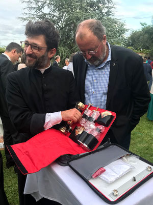 Valise chapelle de la part de l’équipe d’accompagnement ; un très original autel pliant de campagne réalisé par Benoît Lebatard, grand ami de toujours de Mehdi