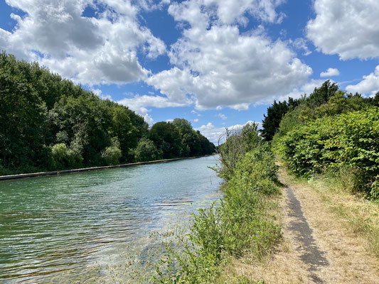 Agréable de marcher le long des canaux