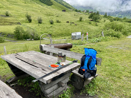 Le luxe pour la pause du midi, table, chaise et eau courante