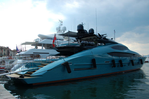 Eine kleine Yacht im Hafen