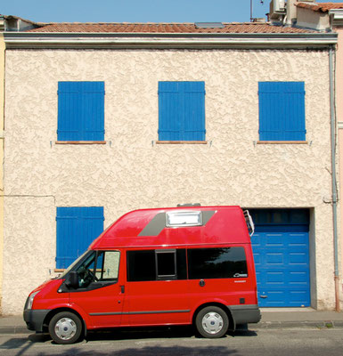 Elmo vor dem Haus der Grenier´s