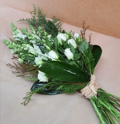 D30 Gerbe main en fleurs blanches