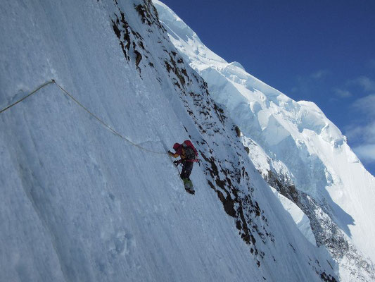 Gerlinde in der 150 m langen Traverse in die NW-Flanke im Aufstieg nach Lager II © Ralf Dujmovits