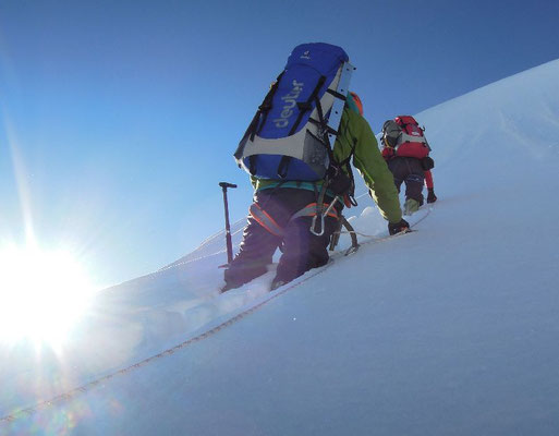 Gerlinde Kaltenbrunner (vorne) beim Spuren auf dem Schneegrat am Beginn des Pfeilers, Ralf Dujmovits folgt © Darek Zaluski