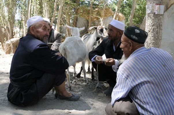 Uiguren auf dem Sonntagsmarkt in Kashgar <br> &copy Ralf Dujmovits