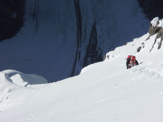 Gerlinde in hüft-tiefem Schnee beim Abstieg © Ralf Dujmovits
