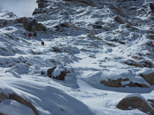 Gerlinde, Maxut und Vassiliy steigen Richtung Lager IV (ca. 8000 m) auf © Ralf Dujmovits