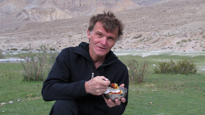 Tommy Heinrich, unser argentinischer Fotograph, genießt das Mittagessen im Freien © Gerlinde Kaltenbrunner