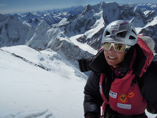 Gerlinde kurz vor Lager III mit namenlosen 6- and 7000ers im Hintergrund © Darek Zaluski