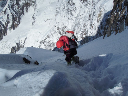 Gerlinde seilt im Tiefschnee ab; an ihrem Rucksack leere Fixseil-Rollen um diese ins Basislager zurück zu bringen © Ralf Dujmovits