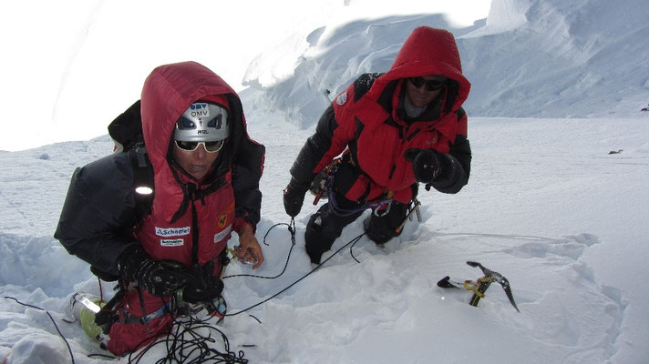 Gerlinde und Vassiliy bringen ein Seil an am Einstieg ins Japaner Couloir © Maxu Zhumayev