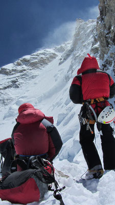 Gerlinde und Vassiliy beim Erkunden des Einstiegs zum Japaner-Couloir auf 8070 m © Maxut Zhumayev
