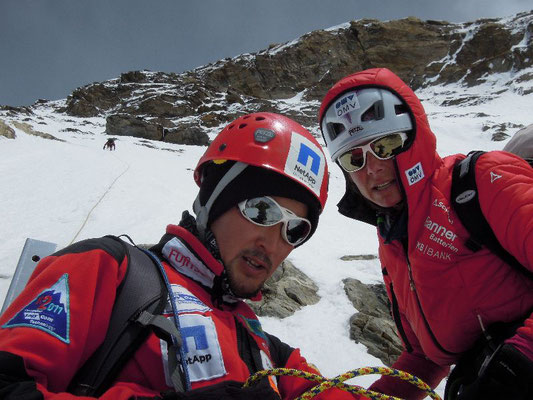 Maxut und Gerlinde an einem der vielen Standplätze im Aufstieg nach Lager II © Ralf Dujmovits