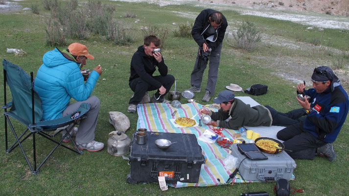 Wenige Male war das Wetter so, dass wir das Essen im Freien als Picnic zu uns nehmen konnten © Gerlinde Kaltenbrunner