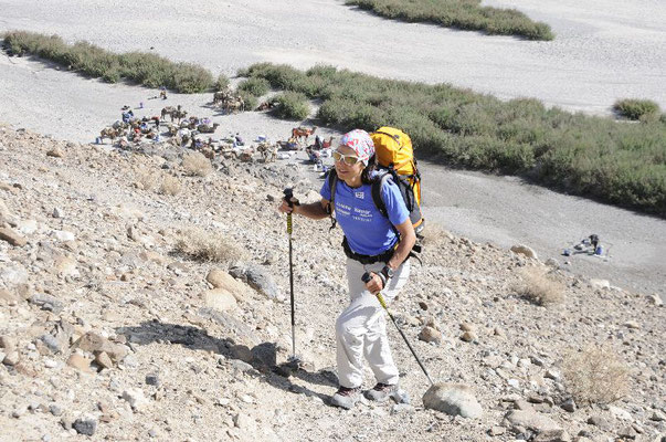 Aufstieg vom letzten Zwischenlager auf dem Weg zum Basecamp <br> Ralf Dujmovits