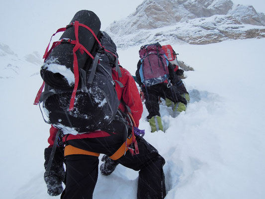 Die ersten Meter nach Lager 1 im Aufstieg zum Einstiegscouloir. Tiefer Neuschnee macht das Vorankommen sehr langsam © Ralf Dujmovits
