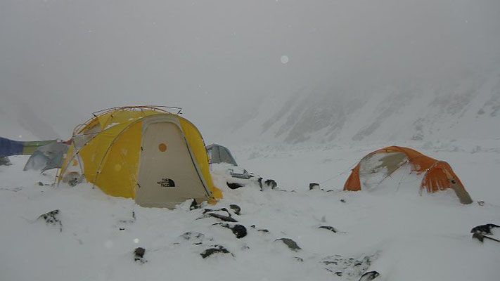 Tief winterliches Wetter im Basislager vor dem 1. Gipfelversuch