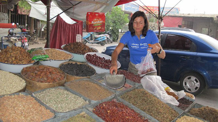 Gerlinde auf dem Sonntagsmarkt in Kashgar <br> © Ralf Dujmovits