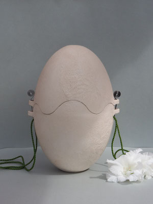 schlichte Natururne mit Paradiesvogel