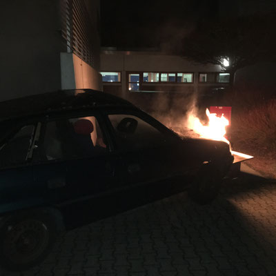 Ein PKW Brand mit Personen im Fahrzeug stellte für die Jugendlichen erstmal eine ungewohnte Situation dar.....