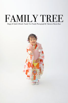 白の背景綺麗なストロボの光の中千歳飴を持ってにっこり微笑む3歳女の子の七五三の写真