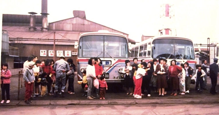 1986年昭和61年3月30日木曜日　家族工場見学　大型バス2台、社員は乗らず家族のみ乗車して工場に入る。6班に分かれて見学。