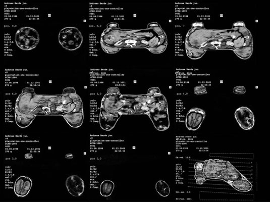 Game-Controller<br />2001<br />C-Print auf Folie, auf Leuchtkasten<br />80 x 60 cm