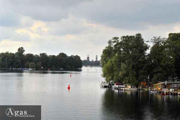 Havel Perle Berlin-Spandau - Blick zur Altstadt Spandau entlang der Insel Kleiner Wall und dem Eiswerder