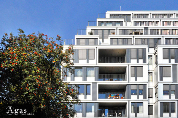 yoo Berlin - Am Zirkus 1 - Terrassenförmige Balkone am Spreeufer