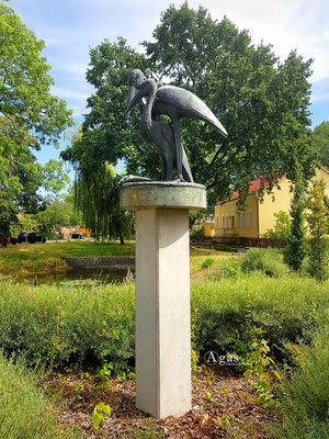 Immobilienmakler Berlin-Wartenberg - Vogelpaar-Skulptur am Dorfteich Wartenberg