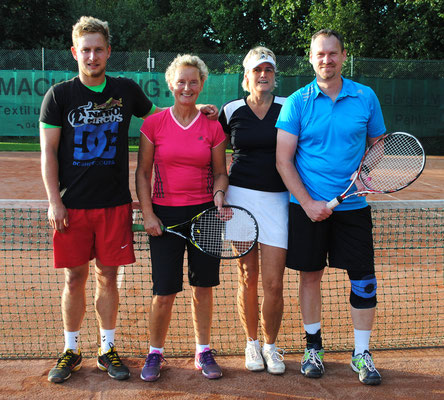 Elke und Bernd zogen mit einem Erfolg über Anke und Tomas ins Endspiel ein.