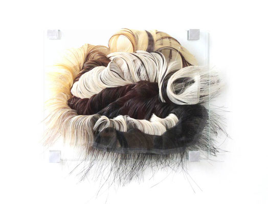  Entre-deux, bas-relief, 2016 - Crin de cheval tissé, pris entre deux plaques de verre, 20x30 cm 